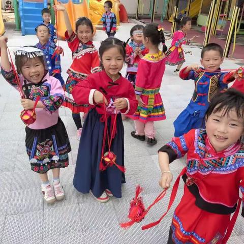 浓情三月三活动之——画彩蛋，碰出好运气呦[鼓掌][鼓掌]。中班的小朋友们把能干的小手动起来。一起画出一个个漂