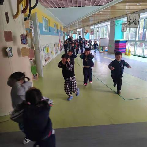 地震来了，我不怕——蓝天苑幼儿园秋季学期防震演练活动