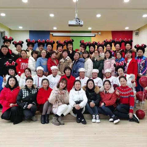 团团圆圆包饺子，欢欢喜喜迎新年