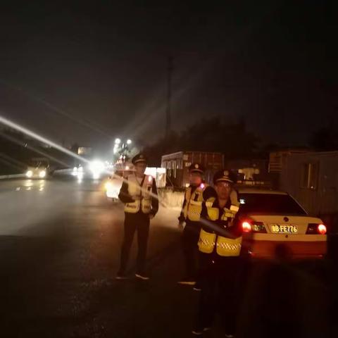 严查撒漏违法车辆，打造道路良好环境