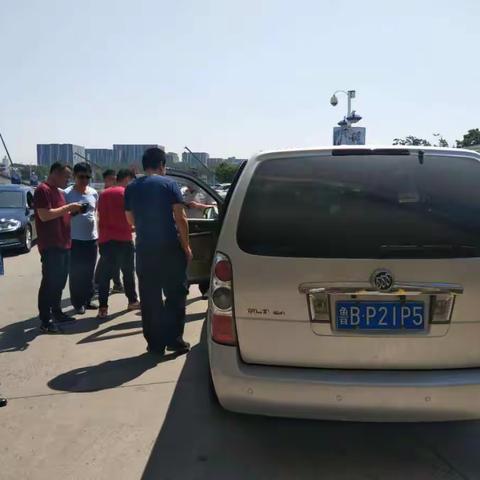 严厉打击非法营运车辆，净化机场客运秩序