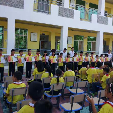 英州镇新坡小学期末总结大会暨爱心人士对我校贫困生捐助活动（副本）