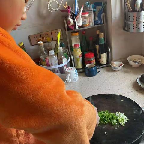 何昀泽做葱煎蛋的故事。