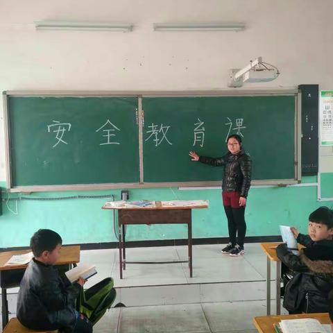 开学第一周，徐村学校各班班主任对学生进行安全教育