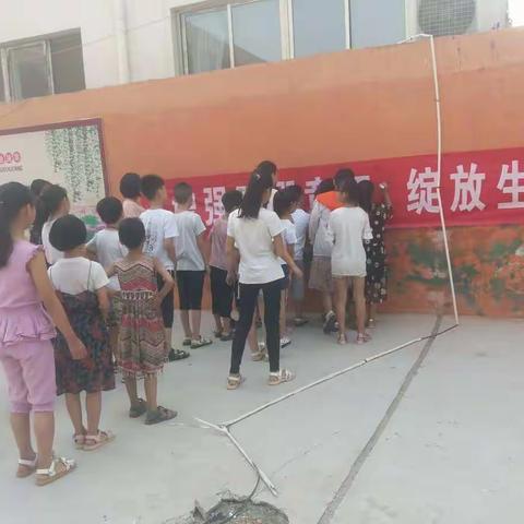 增加防溺意识，绽放生命光芒。6月15日上午，在端午放假前，辛义乡徐村学校全体师生签名活动，展现师生防溺意识。
