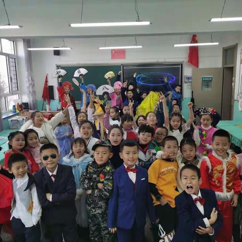 “欢乐嘉年华  辞旧迎新年”                    ——服装秀