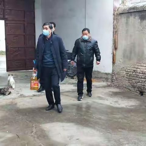 淮阳区招商局局长吴金明不畏严寒赴黄集乡双庙刘村开展慰问活动