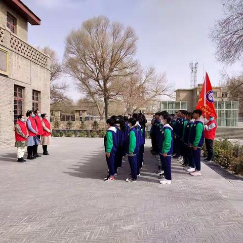 组织青少年开展“党的光辉照我心”活动