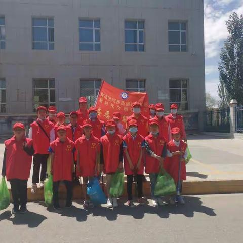 格尔木市中山路小学参加“大手拉小手”清扫环境卫生活动