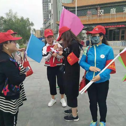 河西街道建安社区创建全国文明城市工作中开展志愿者服务活动，进一步加强宣传氛围。