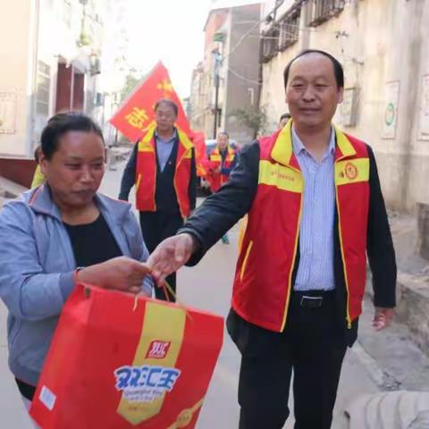 漯河市特殊教育学校党员志愿者看望慰问建档立卡贫困户