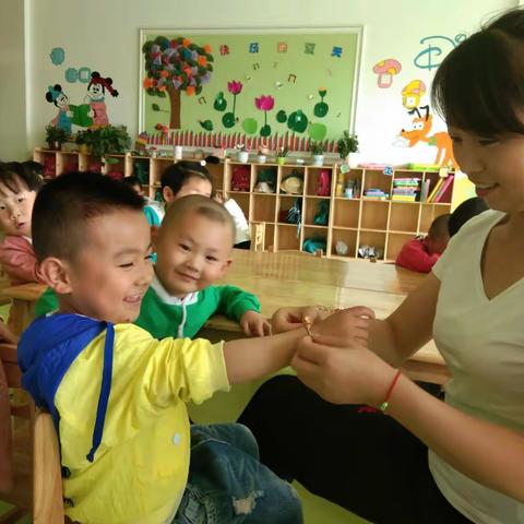 爱在端午，爸气十足向阳幼儿走走二班的小朋友