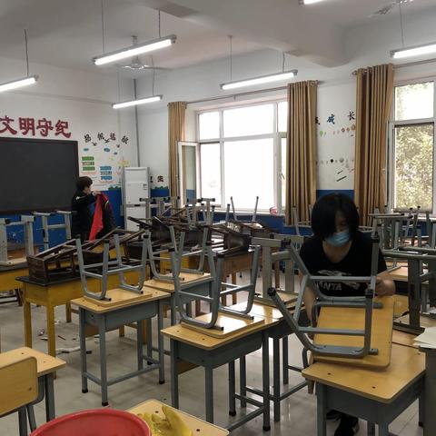 迁民庄小学今日全体教师清洁校园活动。