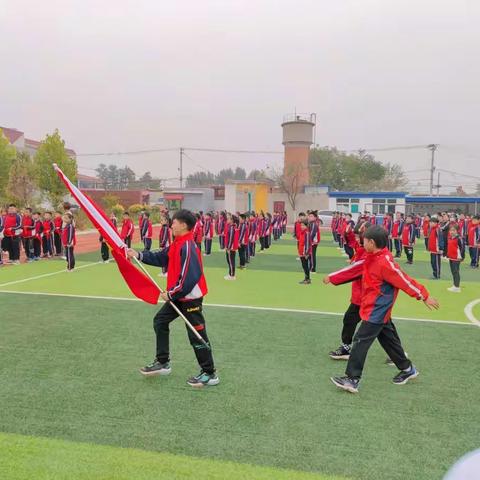 喜迎二十大，争做好队员。——谢坊小学少先队员入队仪式