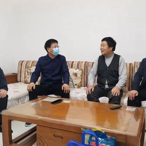 区领导张建军走访慰问君悦华庭酒店隔离点医务工作人员家属