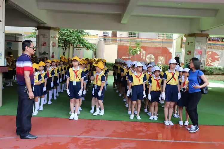不畏烈日展风采，严格锤炼铸校魂——海口市龙华小学2018年队形队列比赛活动纪实