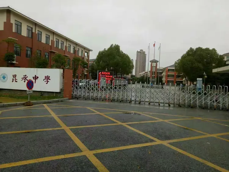 练塘中学的老师们正在用电脑改卷!