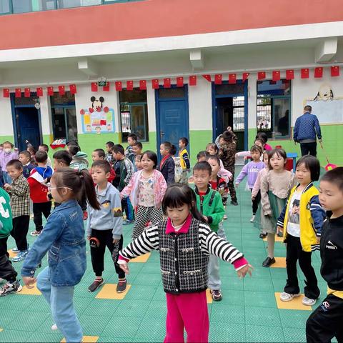 项店中心幼儿园大二班——体智能森林历险记