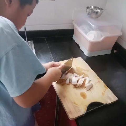 我是新城二小406班许杺洋，今天我来做菜喽