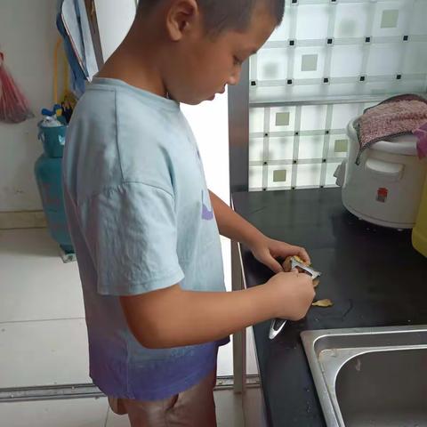 大家好我是新城二小406班许杺洋，我准备给妈妈做红糖姜茶。