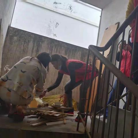 小溪社区网格单位与社区干部一起走在创城路上