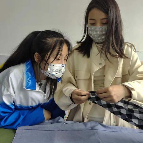 美术部服装专业实训周第二天:缝合肩缝，制作门里襟，做领，装领