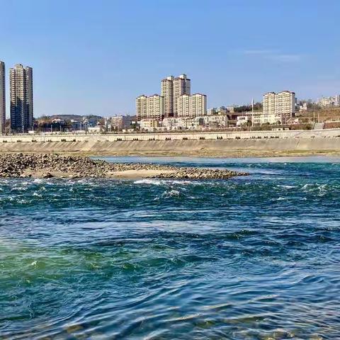 汉江犹如翡翠般彩带，装扮安康的秀美山川