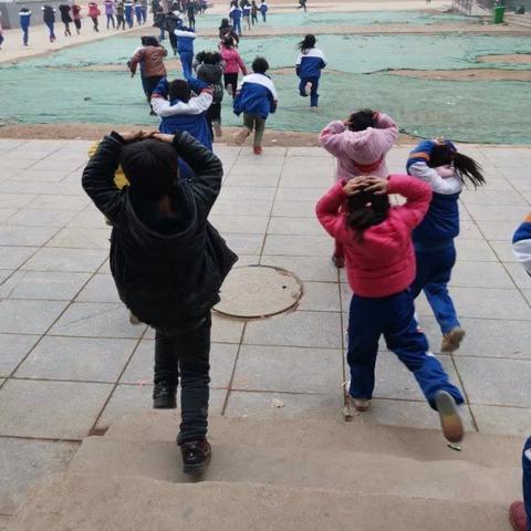 元固小学开展防震逃生演练活动