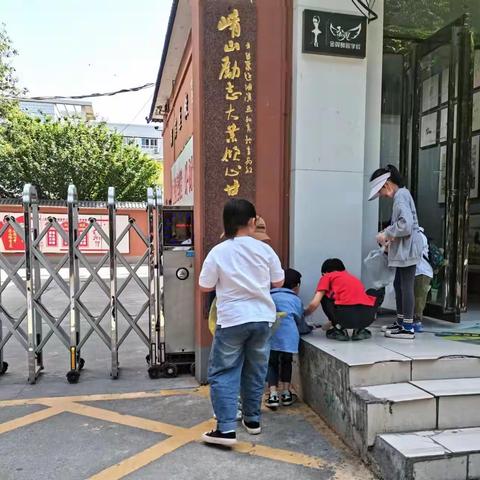 勤劳小手创洁净环境——市一小三二班劳动实践活动