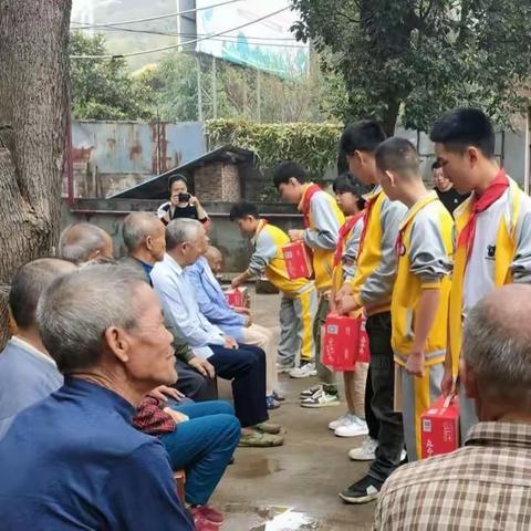 童心暖重阳，情系老人心