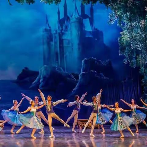 芭蕾舞《天鹅湖》这是柴可夫斯基所作的第一部舞曲，取材于民间传说。