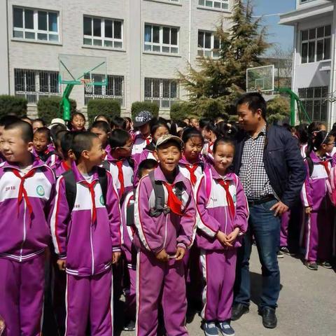 阿阳小学六年级四班拥抱春天春游纪实