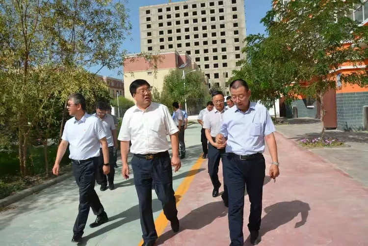 泰安市人大常委会副主任,宁阳县委书记刘学保不远万里进疆慰问泰安市