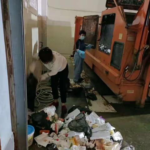 环卫不顾寒冷潮汐雨天，半夜为市民找回丢失金项链