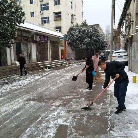 区文体广电局组织机关干部清扫路面积雪