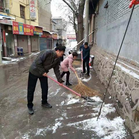 清理积雪，区文体广电局在行动