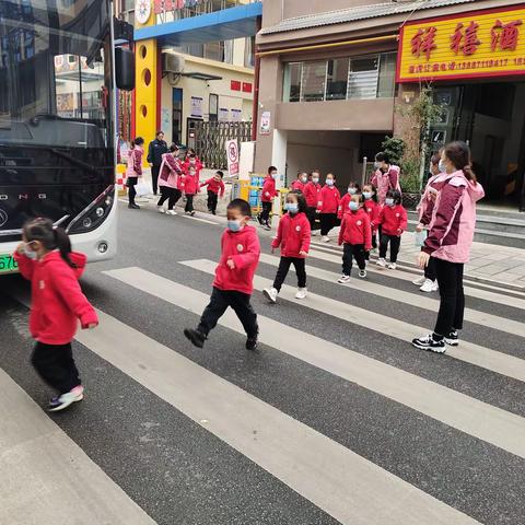 消防“零距离”，致敬“火焰蓝”———大关县圣奇儿幼儿园大班年级参加消防大队实践活动