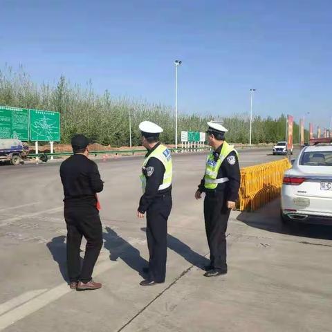【我为群众办实事】错信他人上高速酿危险 高速交警暖心救助保畅通