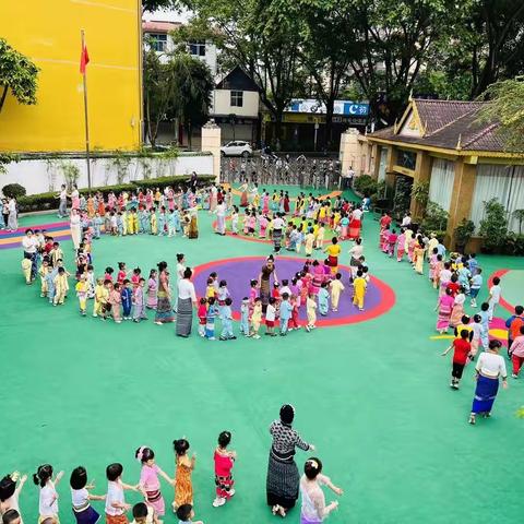 油乡幼儿园全体师生祝大家：桑康比迈，如哩金湾！