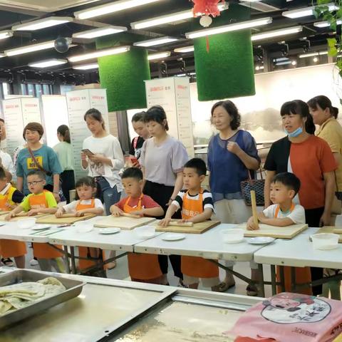 倒笃菜制作状元饼，亲子体验活动——小班