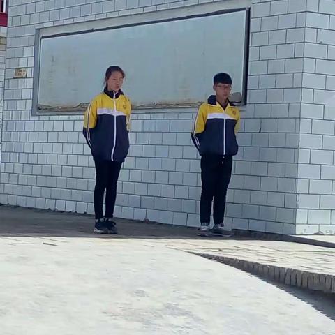 公峪中学73班周一升旗仪式