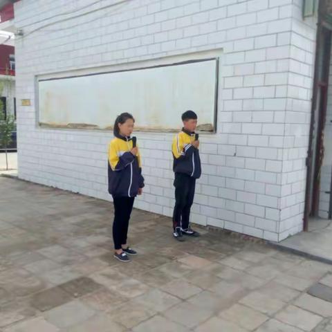 公峪中学73班升旗仪式