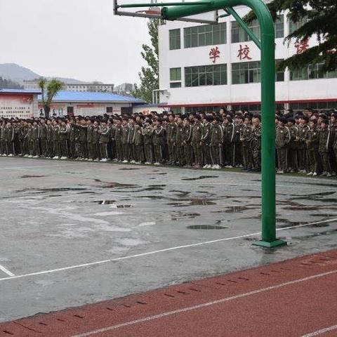 “爱军习武巩固国防    刻苦学习报效祖国”——西戌中学八年级国防教育集训比赛