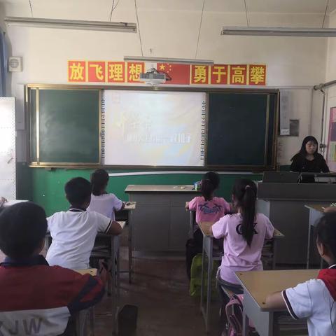 代家堡小学“扣好人生第一粒扣子”