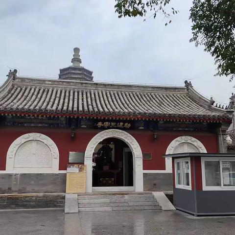 微雨婆娑天宁寺：灯明三百六十点，最好天宁云外塔。风撼三千四百铃，恨无梯级上青冥。