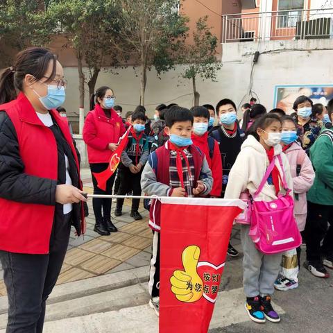 爱心护学岗 传递正能量——新华路街道货场路社区爱心护学行动正在进行时（新时代文明实践）