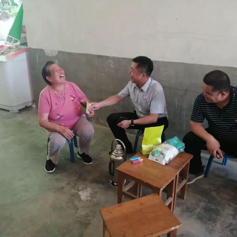 区委常委、宣传部长李子阳一行到何寨街道慰问老党员