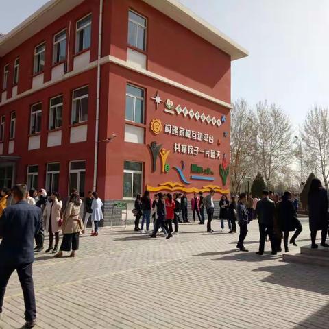 观看优秀课例展示，深入课堂变革交流