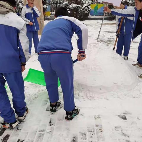 灵武四中八（7）班堆雪人活动纪实