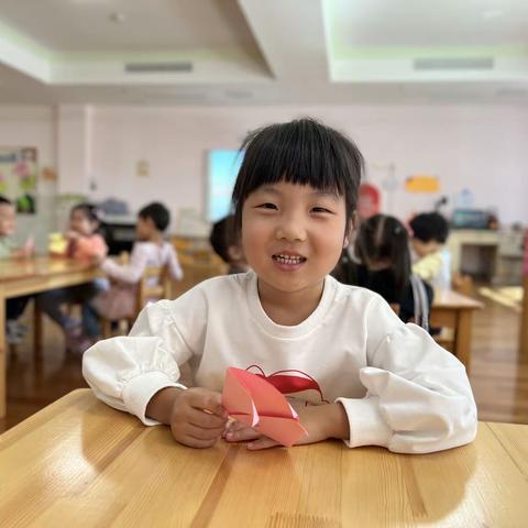 我是小巧手——星光小二班折纸活动《一朵小花》